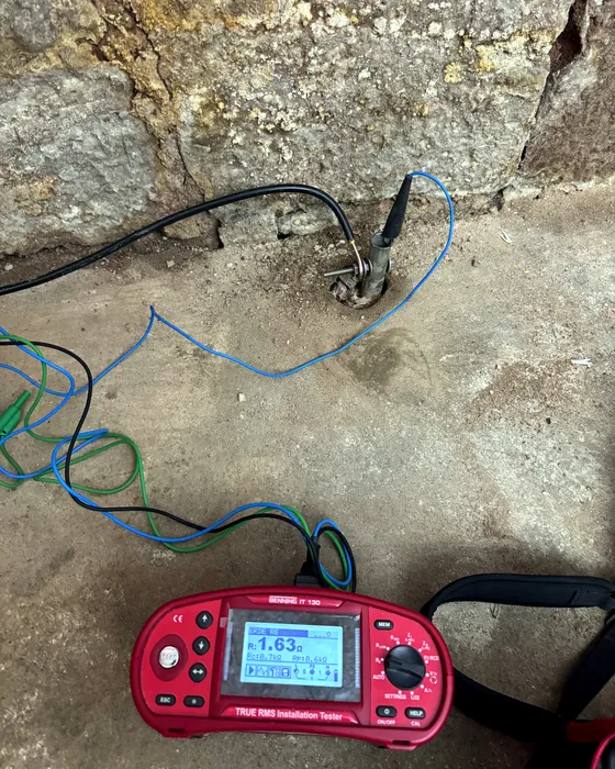 Installationstester bei der Messung einer elektrischen Anlage