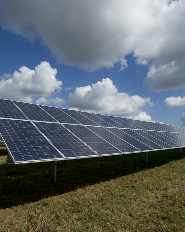 Symbolbild: Photovoltaik-Module unter blauem Himmel