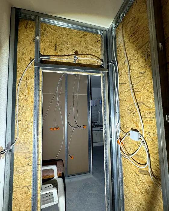 Leitungen und Dosen im Ständerwerk einer Trockenbauwand