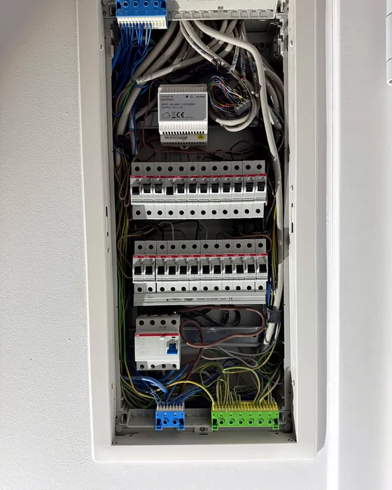Unterverteilung mit Schutzschaltern und Steuermodul