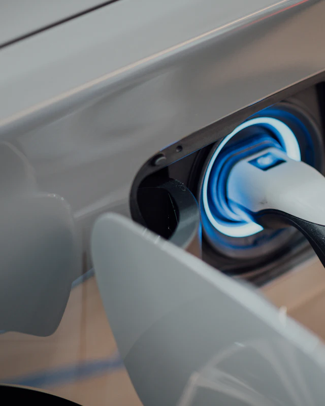 Symbolbild: Ladestecker in einem Elektroauto