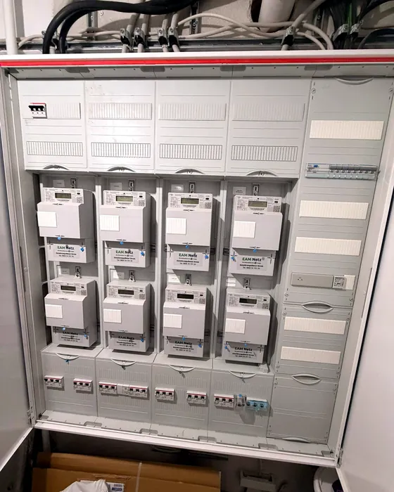Neu aufgebauter Zählerschrank mit mehreren Zählerplätzen
